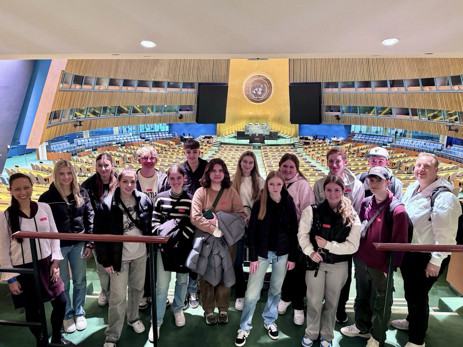 Schülerinnen und Schüler des KvGGs im Sitzungssaal der UNO
