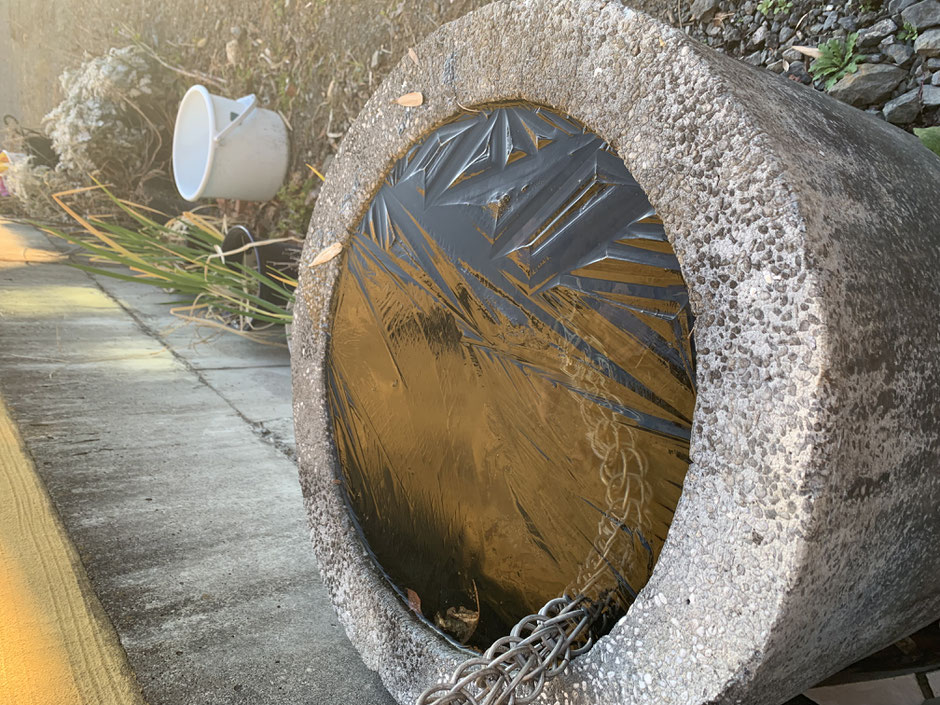 水を張った石臼にも氷が張りました