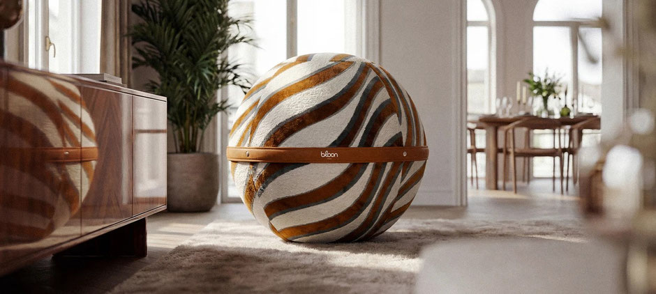 Siège ballon Bloon au tissu lin disposé dans un salon lumineux, à côté d'un canapé, créant une ambiance de décoration intérieure moderne et apaisante. Siège Ballon Bloon Dune ERGOaccessoires.com