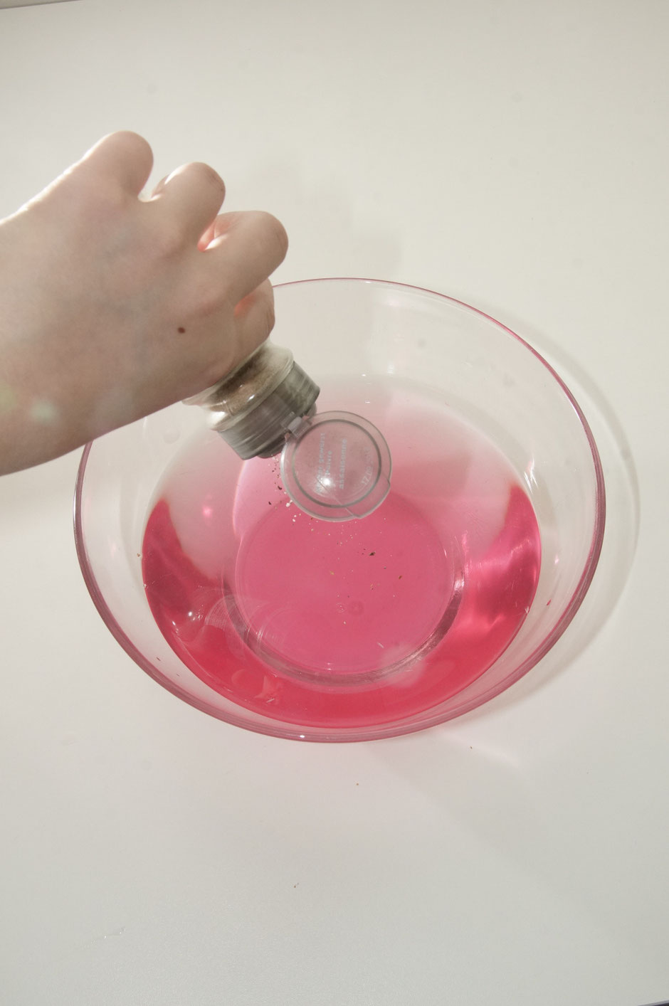 Erst das Wasser in die Schüssel fühlen und dann den Pfeffer dazu geben.