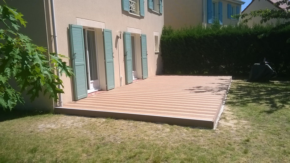 Terrasse en bois composite SILVADEC avec bandeau led lumineuse  à ST PIERRE DU PERRAY (91280)