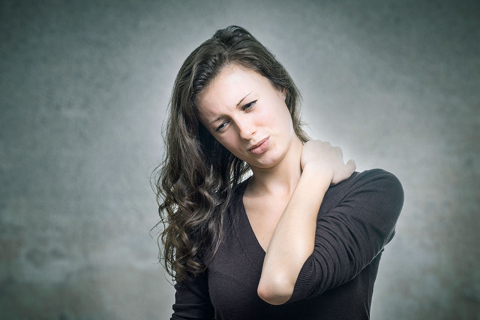 Junge Frau hat chronische Nackenschmerzen