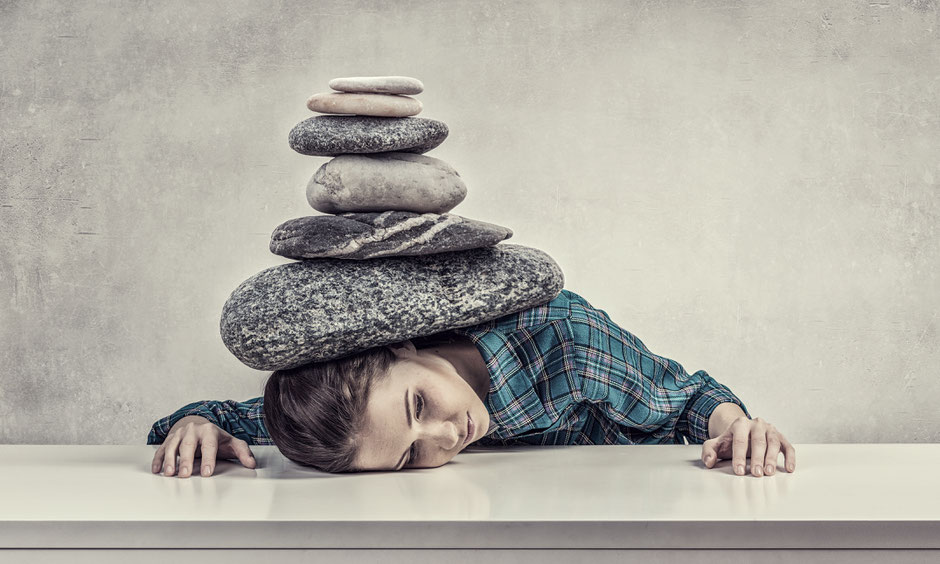 Junge Frau leidet unter dem chronischen Fatigue-Syndrom (CFS)