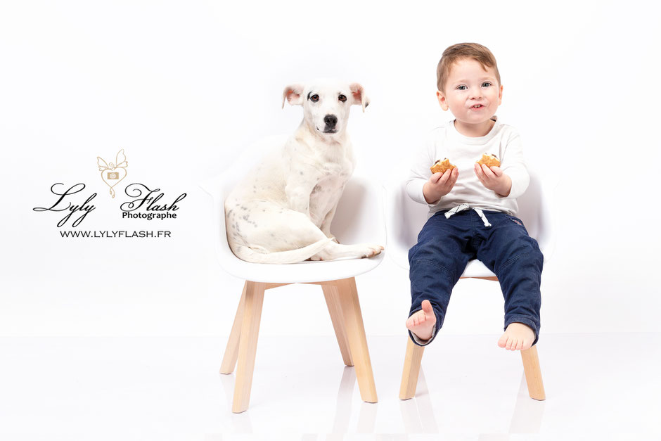 photo bébé et chien . le chien est bon pour la santé de bébé