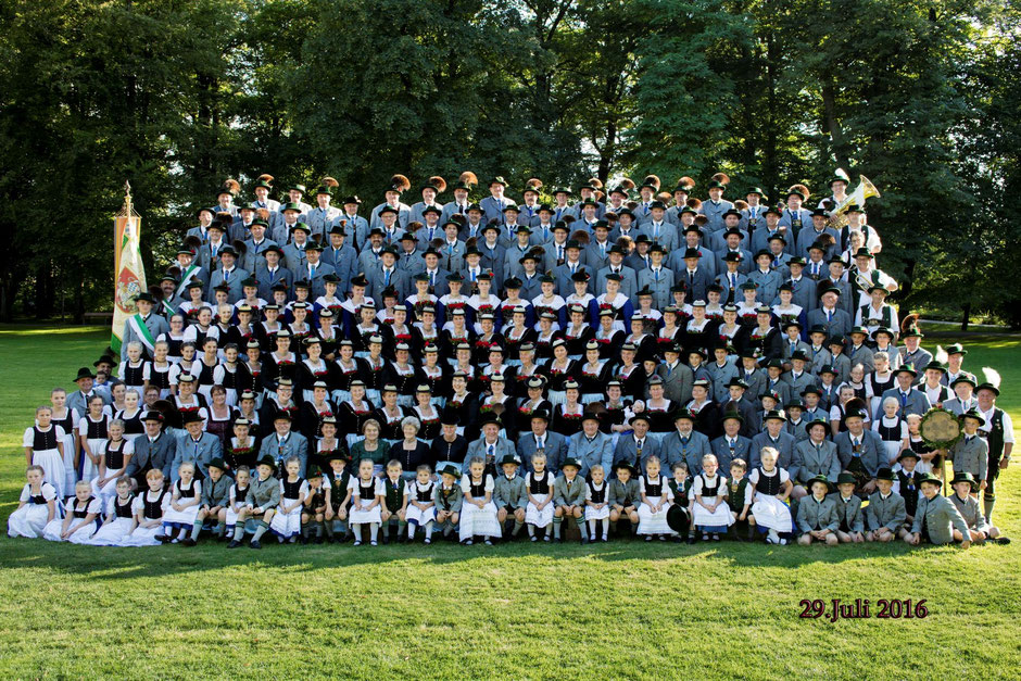 Gruppenbild des Trachtenverein H.V.T.V. D´Oberlandler Bad Aibling, 2016, Landkreis Rosenheim