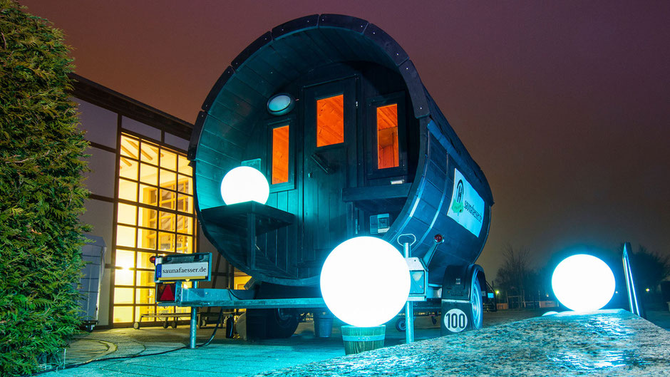 Mobile Holzsauna bei Nacht im Wellness Hotel Robinson Club.