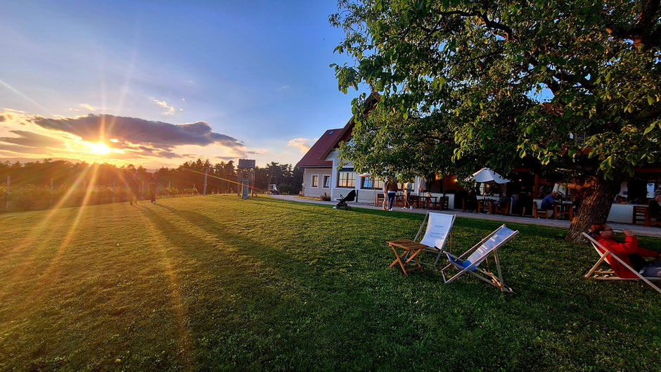 Sonnenuntergang vor dem Buschenschank
