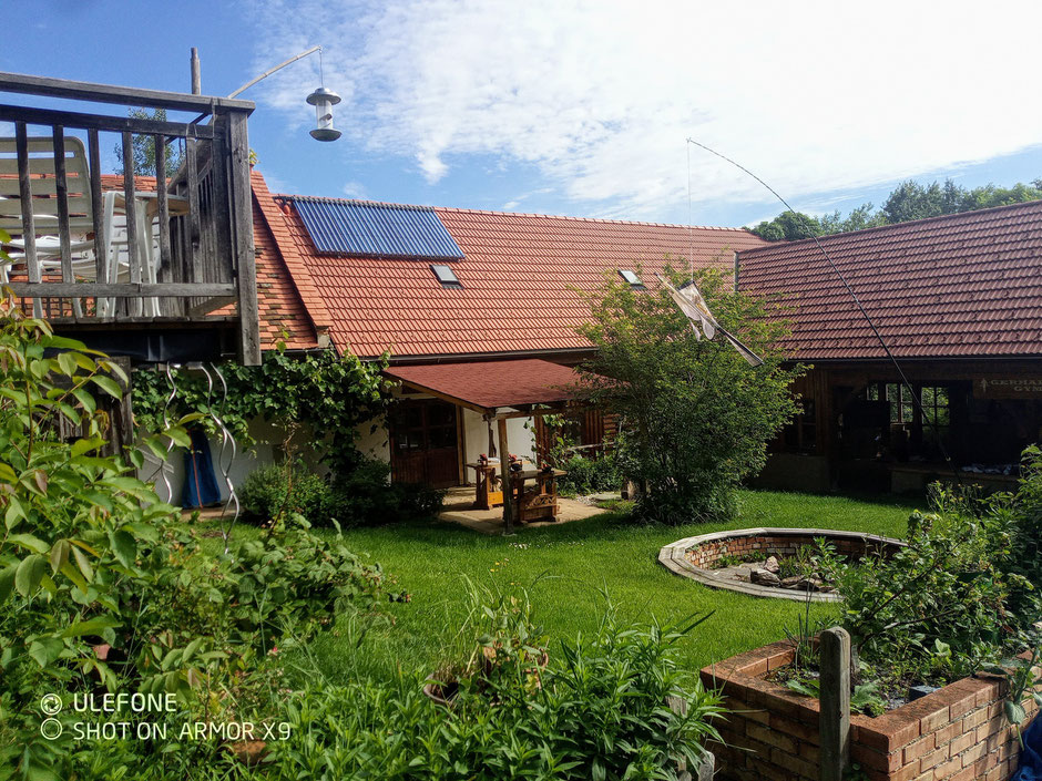 Der Dreiseithof im Sonnenschein
