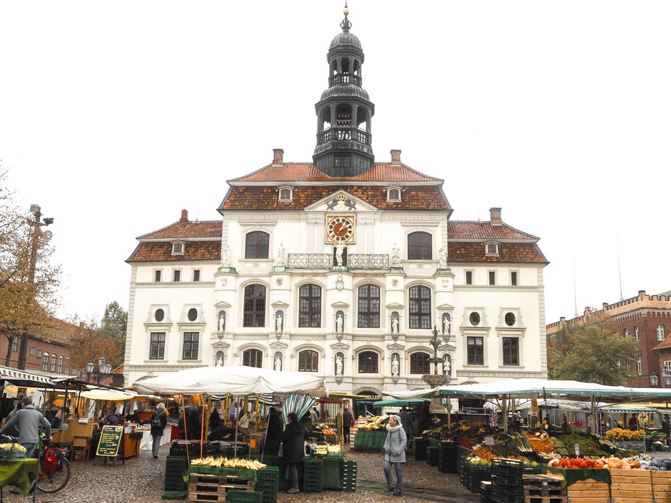Regionale Köstlichkeiten auf dem Wochenmarkt vor dem Lüneburger Rathaus