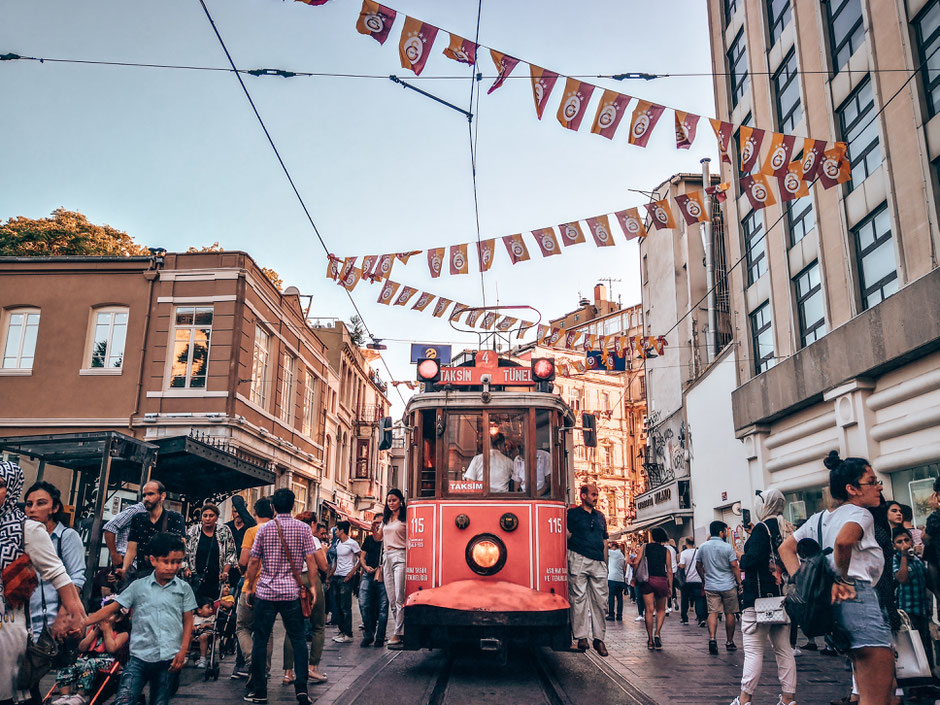 Beliebtes Fotomotiv - die rote Straßenbahn vom Tünel bis zum Taksim-Platz