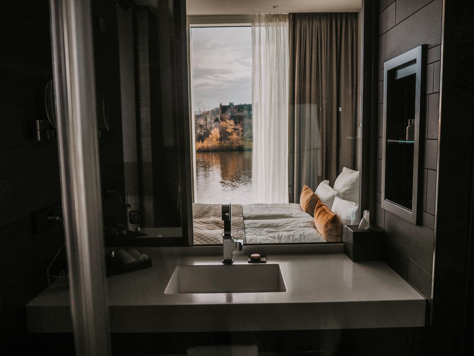 Highlight: aus dem halbverglasten Badezimmer in die Natur blicken