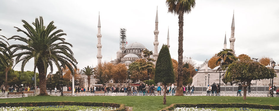 Grüne Parkanlagen zwischen Hagia Sofia und Blauer Moschee laden zum Fotografieren und Verweilen ein