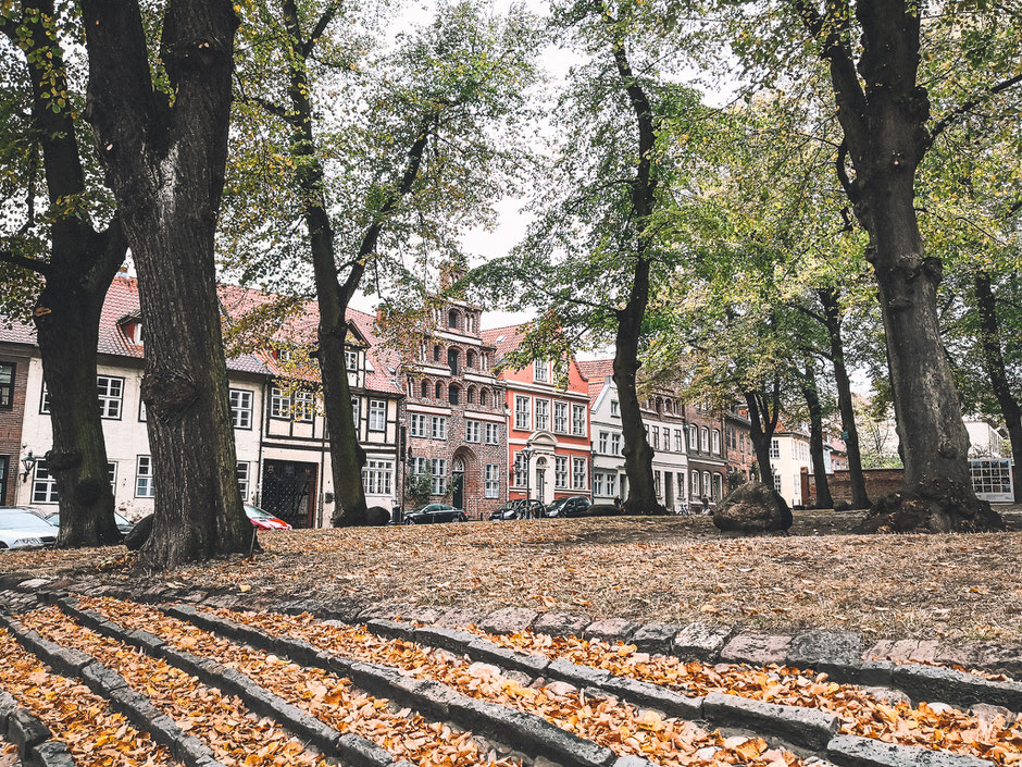 Herbststimmung auf dem Vorplatz der Michaelis Kirche