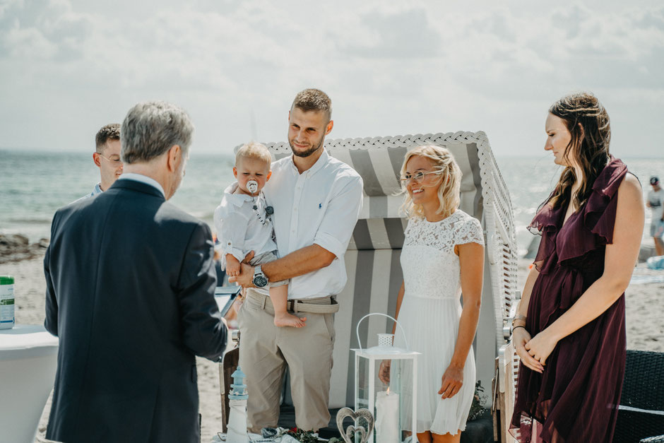 Hochzeitsfotos, Hochzeitsfotografin, Heiraten am Strand, Heiraten im Norden, heiraten in Deutschland, Flensburg, Heiraten an der Ostsee, heiraten an der Nordsee, Samtweissundbling, Anna-Sophie Rönsch, Sommerhochzeit, Bohohochzeit, Grömitz