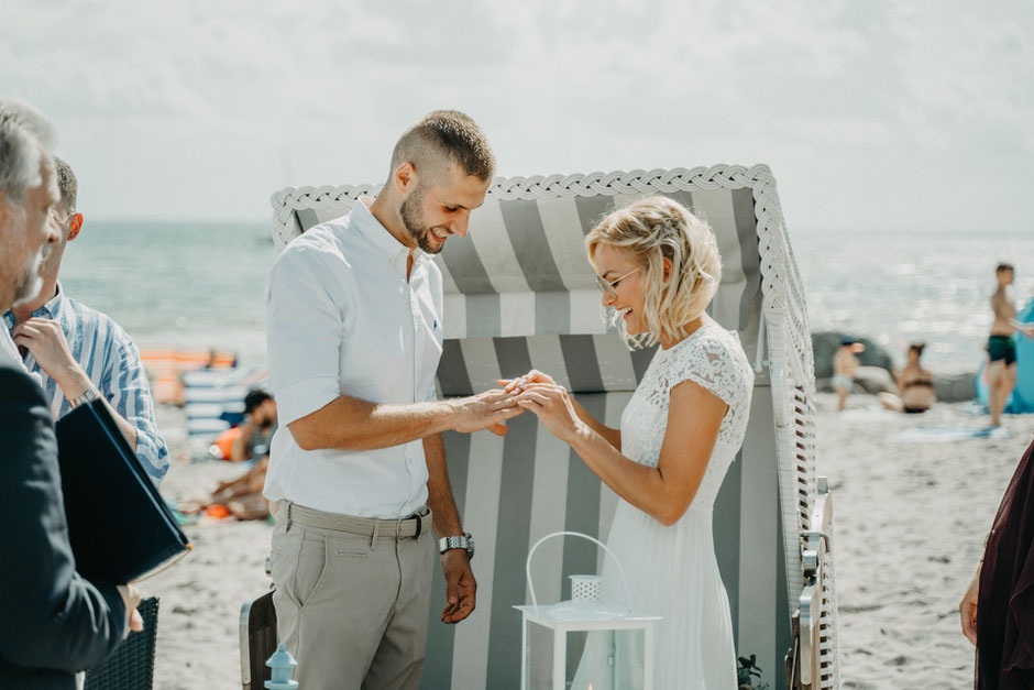 Hochzeitsfotos, Hochzeitsfotografin, Heiraten am Strand, Heiraten im Norden, heiraten in Deutschland, Flensburg, Heiraten an der Ostsee, heiraten an der Nordsee, Samtweissundbling, Anna-Sophie Rönsch, Sommerhochzeit, Bohohochzeit, Grömitz