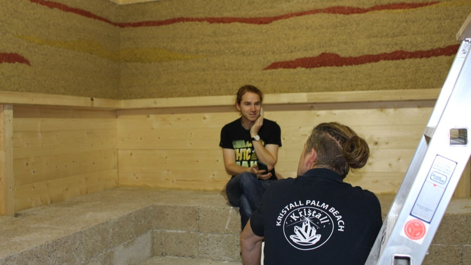 Hanfingenieur Henrik Pauly in der Sauna aus Hanfkalk