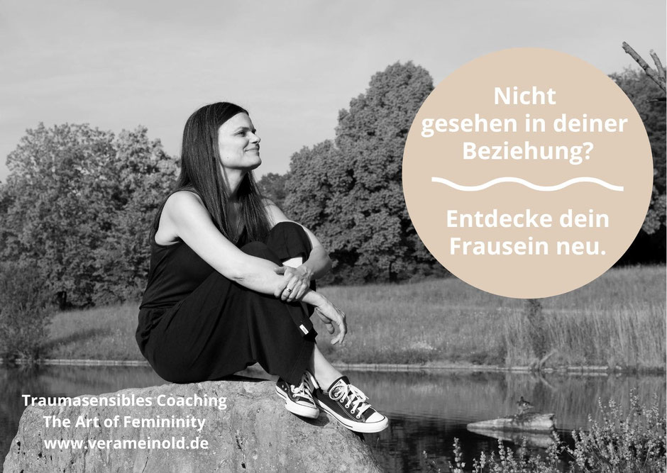 Frau auf dem Stein sitzend, glücklich, erfüllt, Blick in die Weite des Himmels.