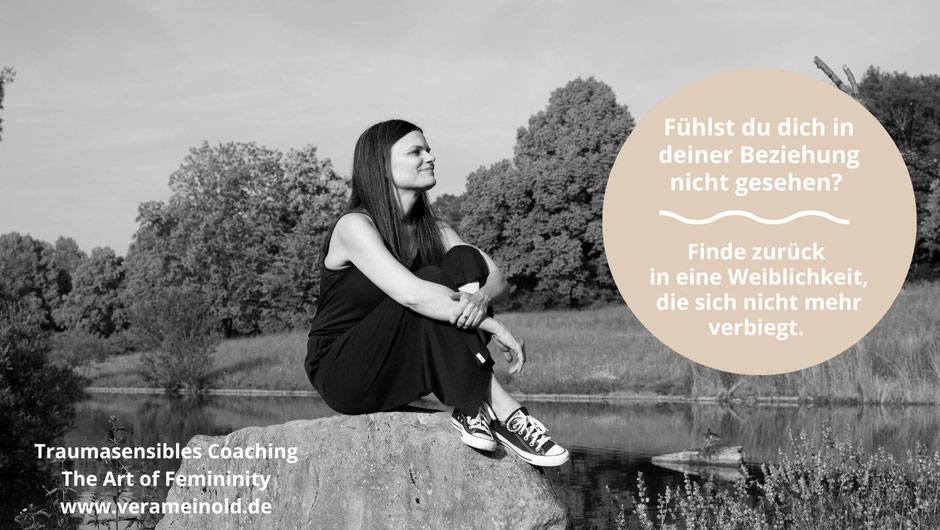 Frau auf dem Stein sitzend, glücklich, erfüllt, Blick in die Weite des Himmels.