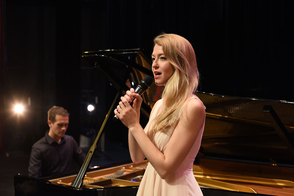 Chanteuse & pianiste pour animation concert chanson française ancienne - anniversaire, anniversaire de mariage, concert en EHPAD Le Mans Angers Tours Rennes Chartres Orléans Blois Paris Caen