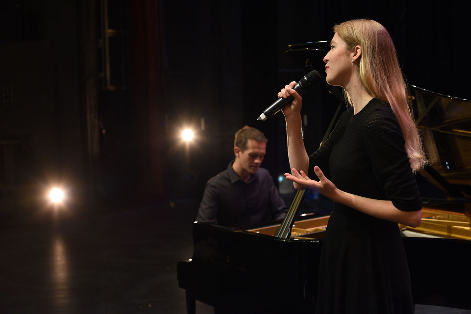 Musiciens chanteuse et pianiste pour obsèques à Rezé, interprétation sensible et apaisante pour les moments forts de la cérémonie. 🎼🤍