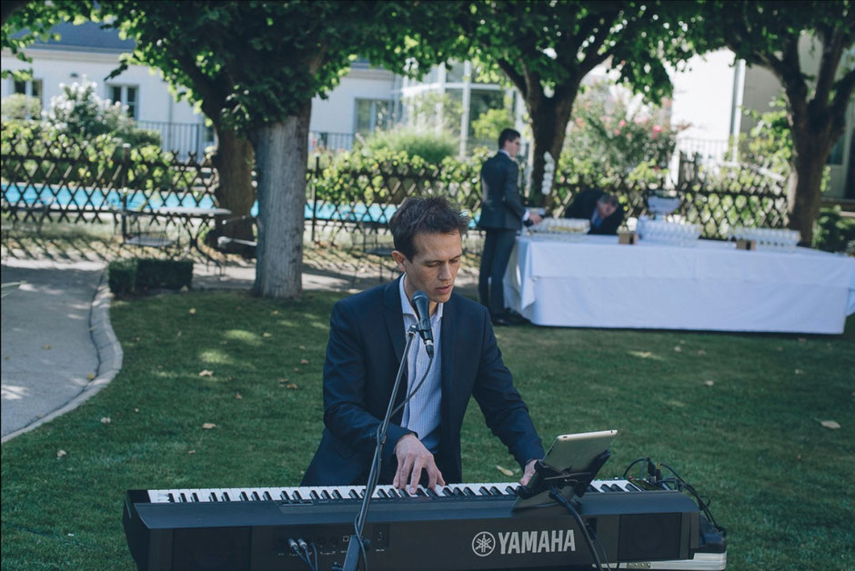 🌹 Animation musicale en duo dans un château de l’Yonne, piano et voix créant une atmosphère chaleureuse pour un anniversaire ou une fête privée.
