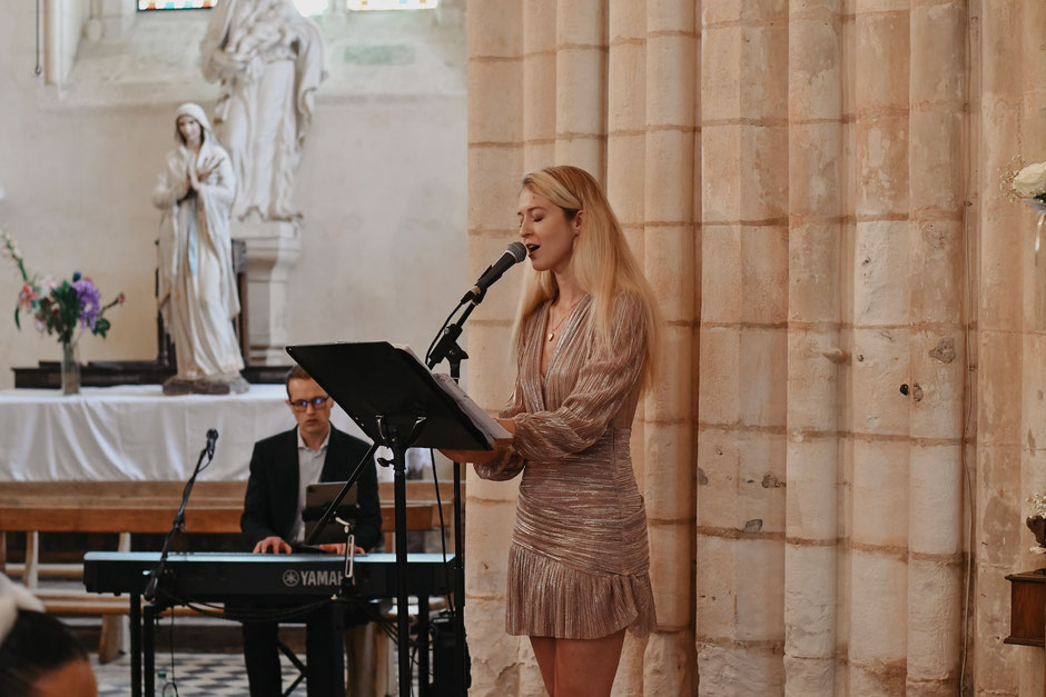 Cérémonie à l’église Saint-Hilaire de Parigné-l’Évêque 🎹 Duo chant et piano, chants de communion et d’envoi : Comme un souffle fragile, Vivre d’amour, Hallelujah.