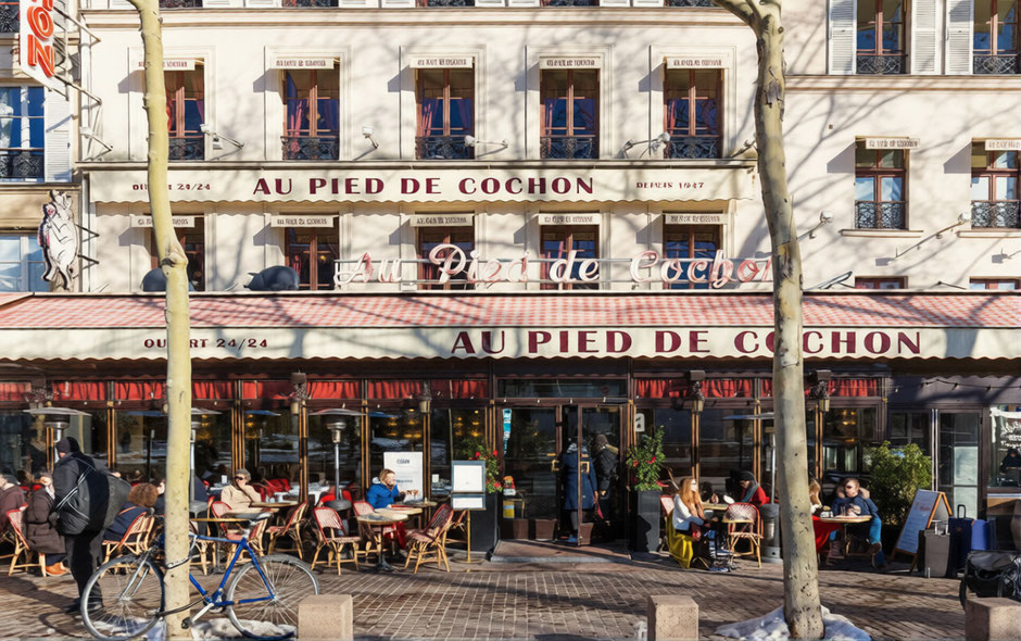 Trio de musiciens live animant un cocktail au Pied de Cochon à Paris 1er, pour une atmosphère conviviale et raffinée.