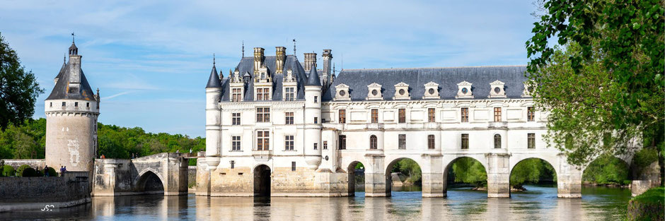 Trio avec saxophone et percussions accompagnant un cocktail d’entreprise dans un domaine historique du Val de Loire, créant une atmosphère raffinée et conviviale.