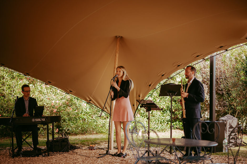 Duo chant & piano ou trio avec saxophone et percussions pour cocktails et mariages à Blois et dans le Loir-et-Cher. Ambiance musicale raffinée et conviviale.