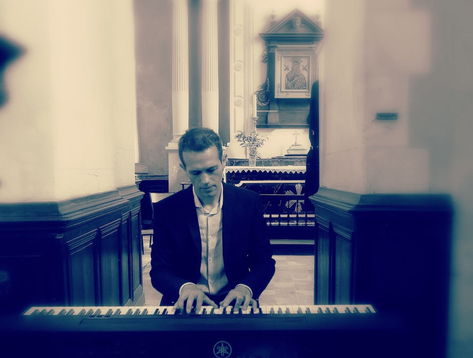 Chanteuse et pianiste accompagnant une cérémonie d’obsèques en Ille-et-Vilaine, musique douce et recueillie interprétée à l’église. 🎹🕊️