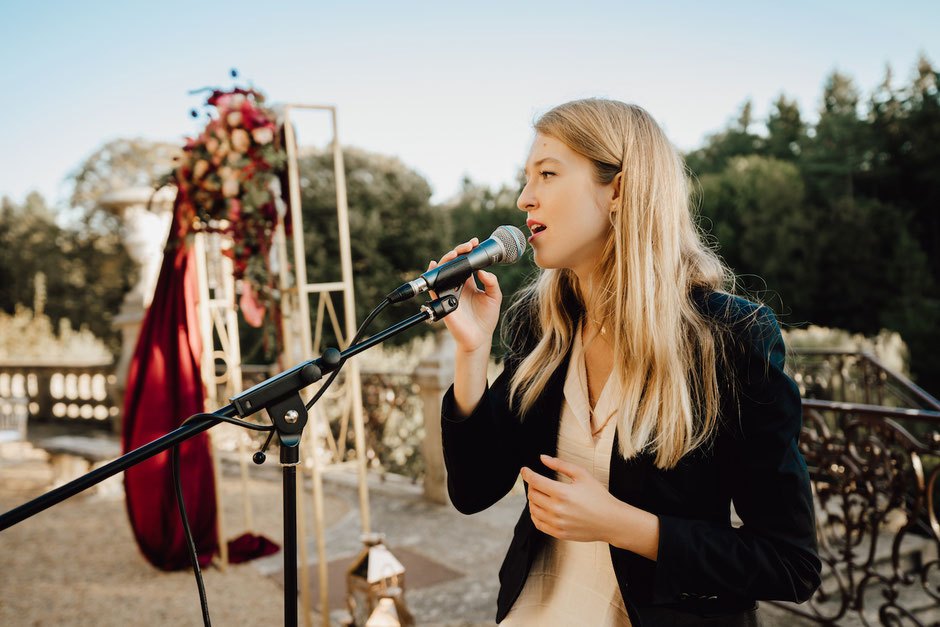 Duo pianiste et chanteuse pour cérémonie laïque dans les Yvelines 🌿, accompagnement musical élégant et sur mesure pour mariage, échange de vœux et moments d’émotion.