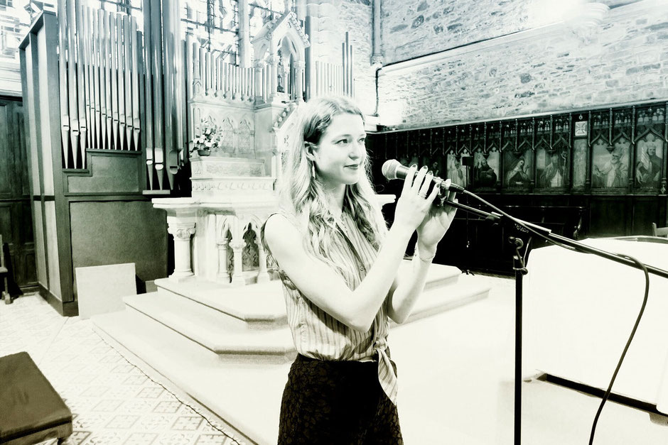 Chanteuse animatrice pianiste - messe de mariage & obsèques, chanteurs animation cérémonie religieuse église Bretagne Normandie Pays de la Loire Caen Rennes Le Mans Tours Angers Paris Chartres Rouen Nantes Evreux Saint Malo, animatrice chanteuse polonaise