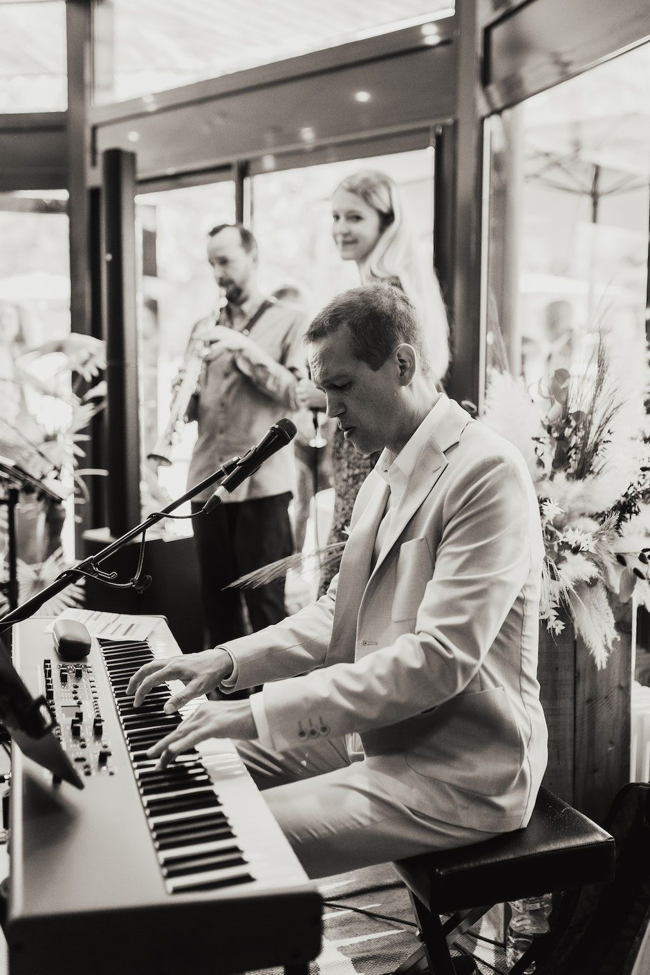 Trio musical pop lounge avec chanteuse, piano et saxophone en live pendant une réception corporate en Île-de-France