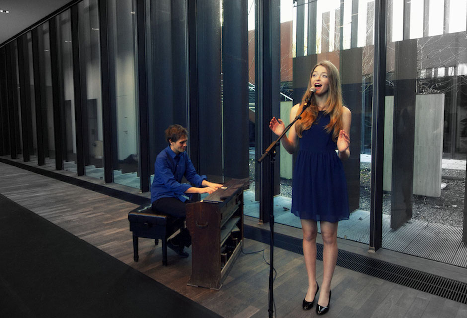 Duo piano et voix pour cérémonie laïque de mariage en Île-de-France, prestation musicale sobre et délicate, chanteuse et pianiste au service de votre engagement 💫🎼
