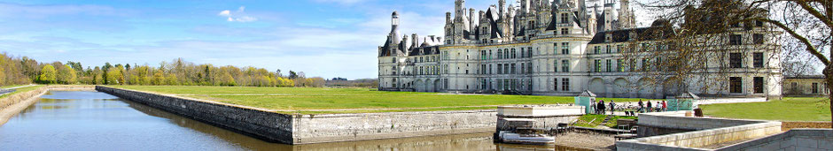 Duo piano-voix animant un vin d’honneur dans un château du Val de Loire, offrant une ambiance élégante et chaleureuse pour un mariage ou une réception privée.
