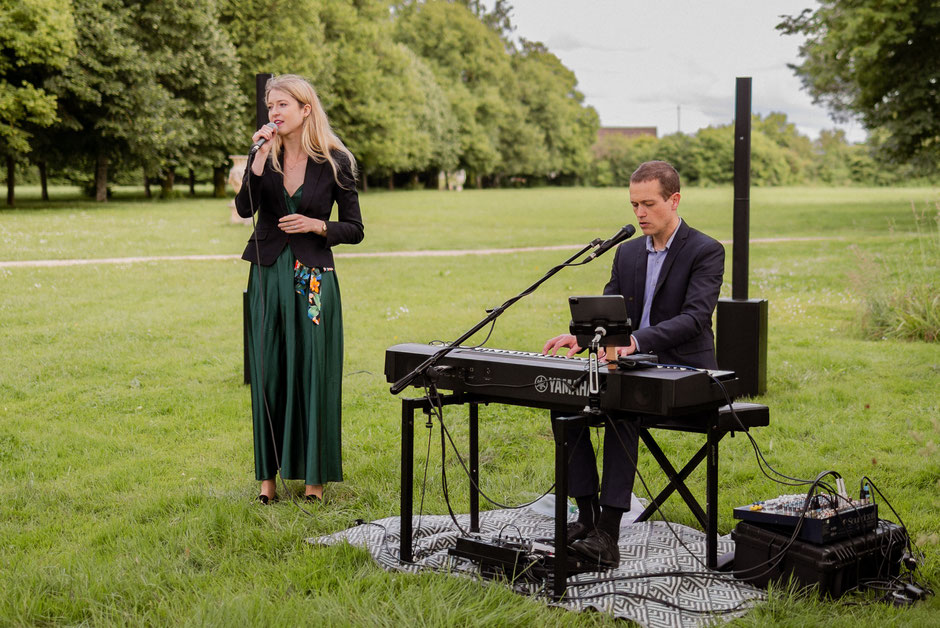 Vue d’ensemble d’un concert privé au coucher du soleil dans un domaine viticole du Layon, invités détendus et musique en fond. Animation cocktail musique live Angers Saumur