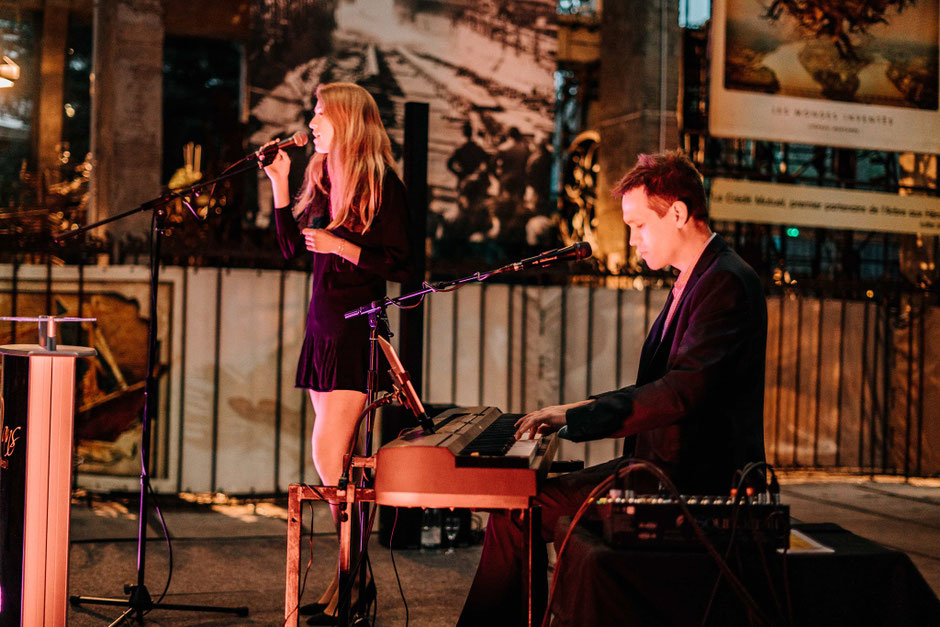 Chanteuse et pianiste en duo devant un château du Loiret, prestation sur-mesure pour cocktail ou événement privé, musique live de qualité 🏰🎤