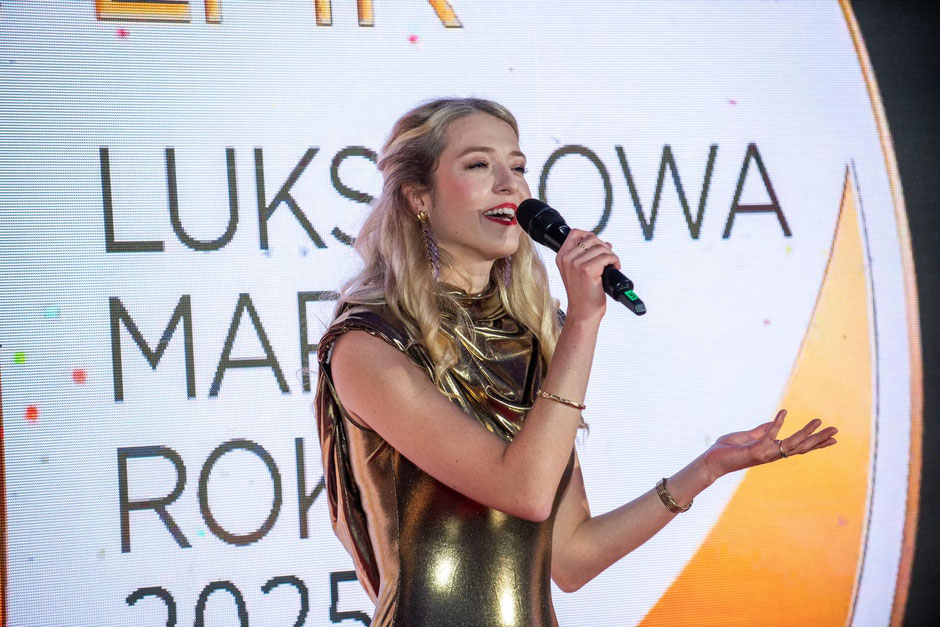 Animation musicale pour un dîner privé à Montargis : trio dynamique avec saxophone et percussions, répertoire pop anglophone et standards jazz pour une expérience immersive et raffinée.