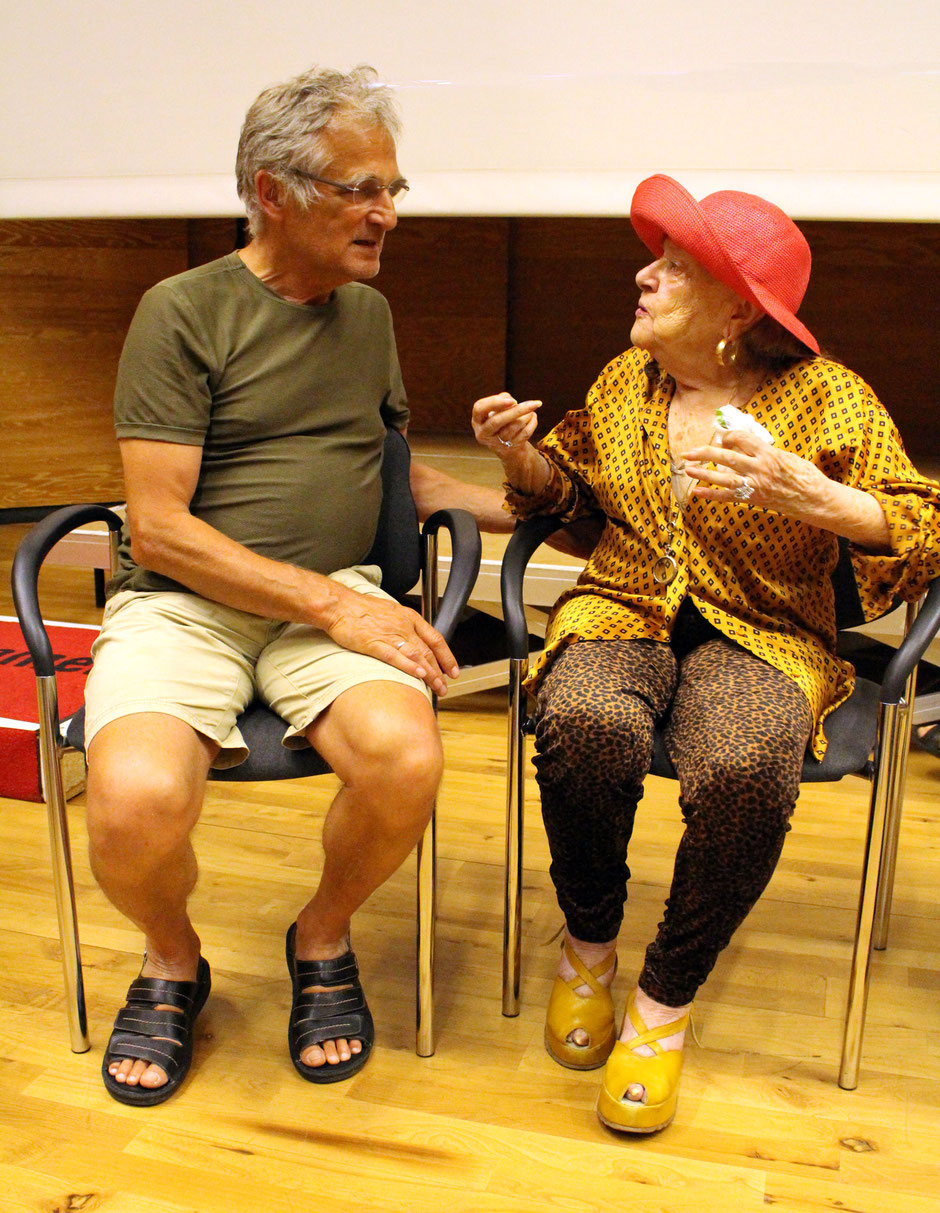 Helmut Goldau von der Geschichtswerkstatt Mülheim und Faye Cukier im Gespräch.