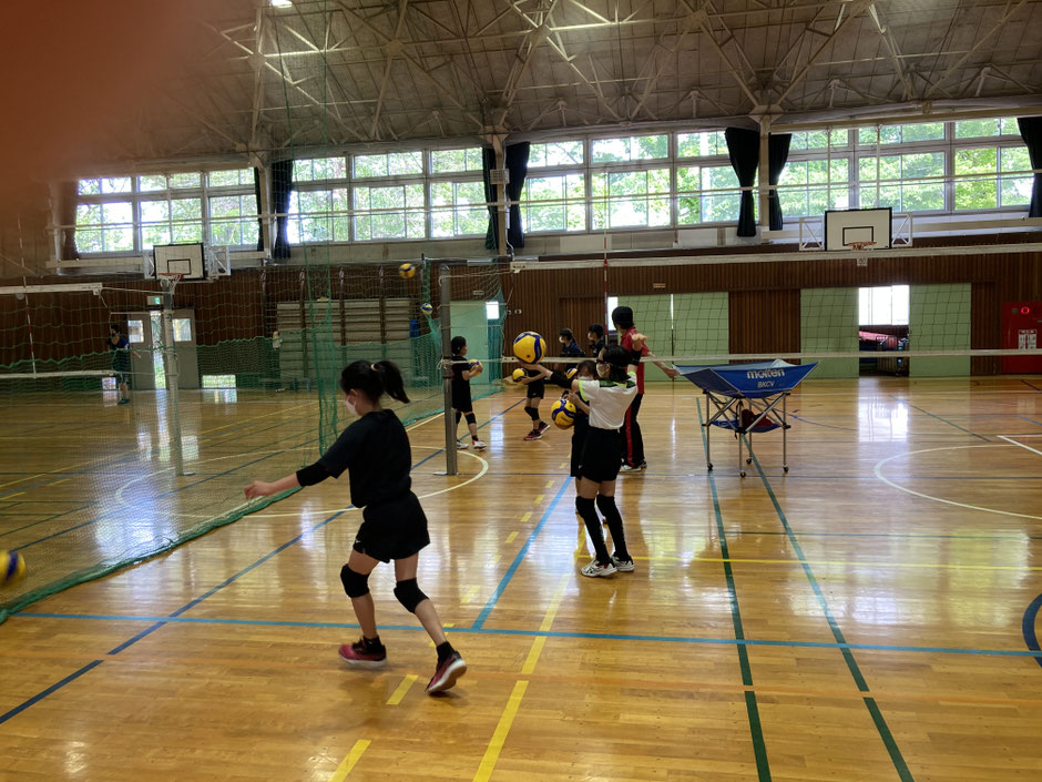 ５年以下の新チームいい感じです！あとはどう得点を取るか！！まずはサーブですね！！