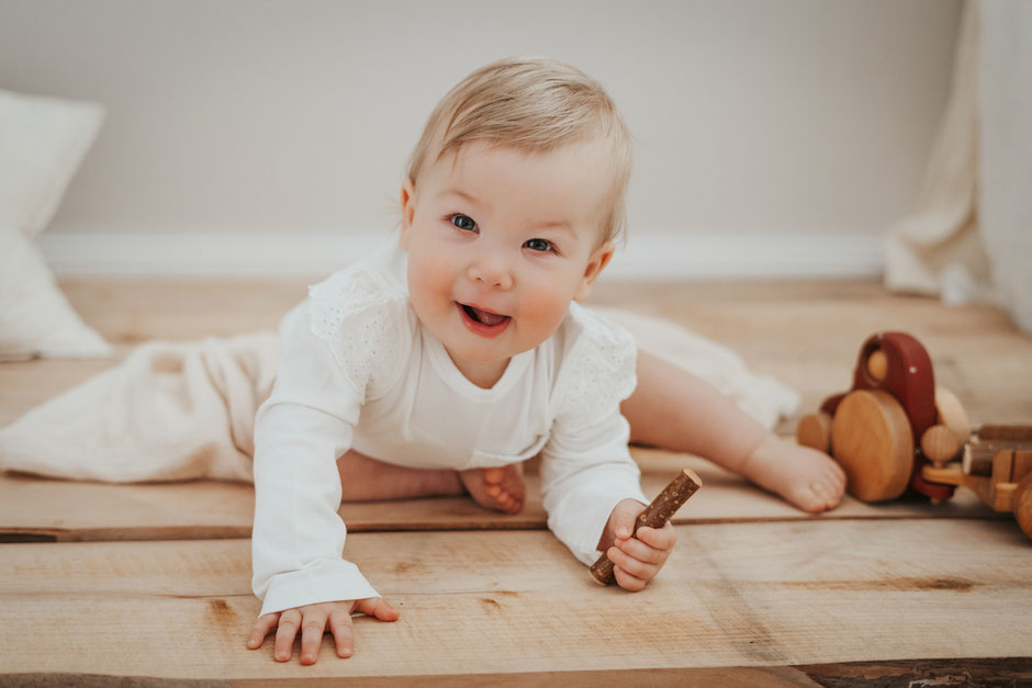 baby-liegt-auf-dem-bauch-waehrend-fotoshooting-Babyfotograf-dresden