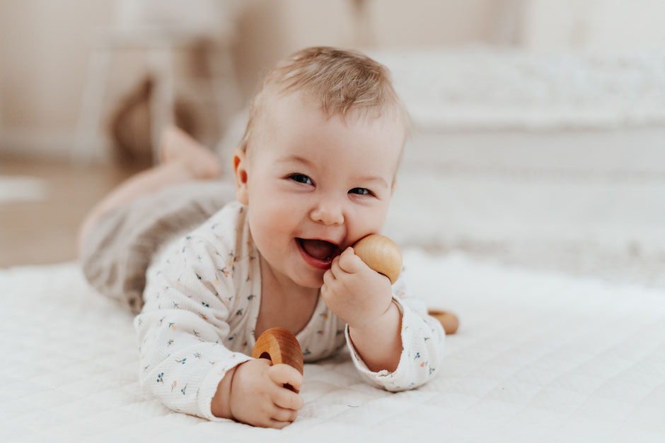 baby-liegt-auf-dem-bauch-waehrend-fotoshooting-Babyfotograf-dresden