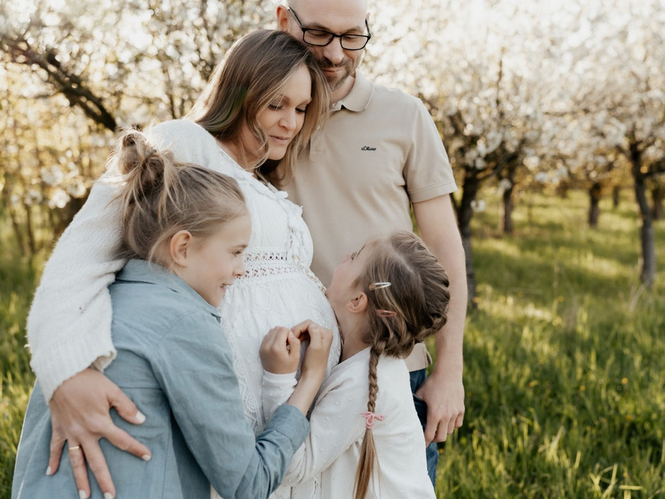 babybauchshooting-mit-partner-und-kindern-in-der-natur-in-dresden-radeberg-radebeul
