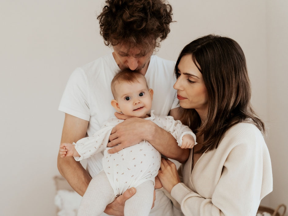 baby-shooting-im-ersten-lebensjahr-mit-eltern-im-fotostudio-in-dresden-radeberg-radebeul