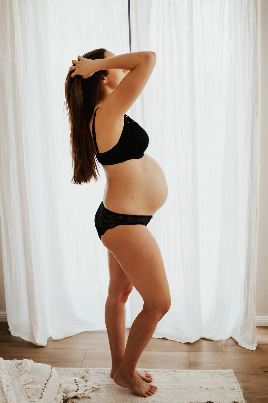 schwangere-beim-babybauchshooting-im-fotostudio