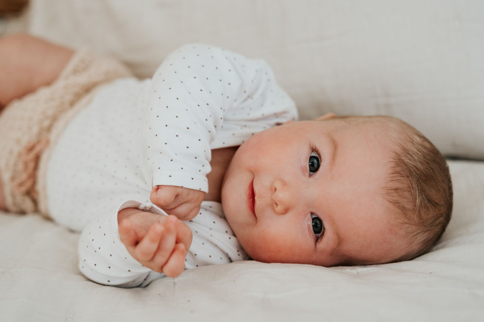 baby-liegt-auf-dem-bauch-waehrend-fotoshooting-Babyfotograf-dresden