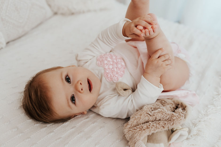 baby-liegt-auf-dem-ruecken-waehrend-fotoshooting-Babyfotograf-dresden