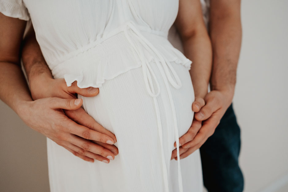 schwangere-beim-babybauchshooting-im-fotostudio