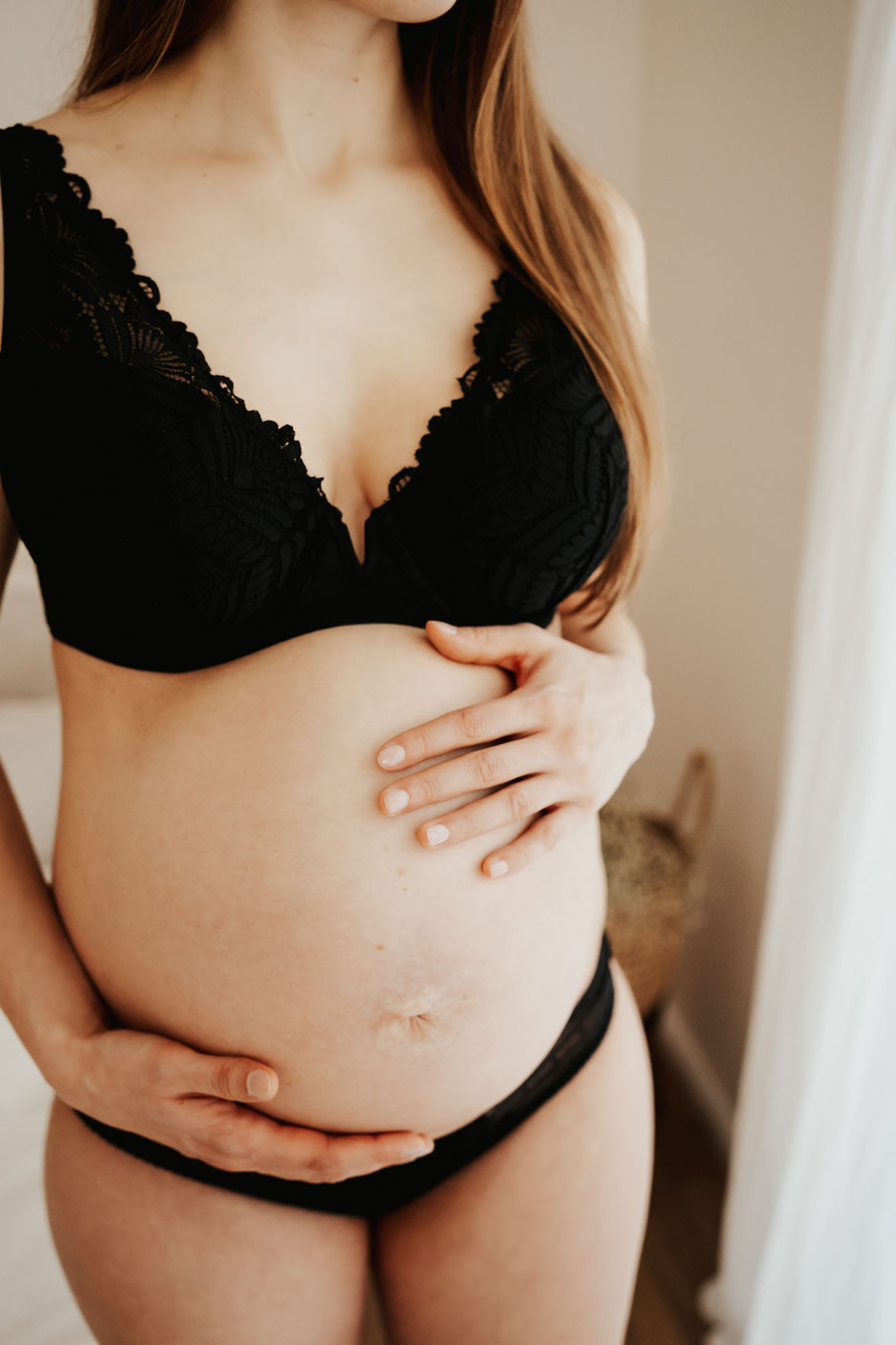 schwangere-beim-babybauchshooting-im-fotostudio