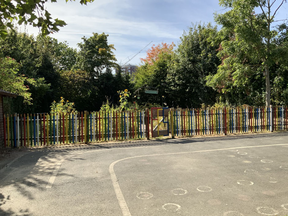 Blick auf den Schulgarten vom oberen Schulhof aus.